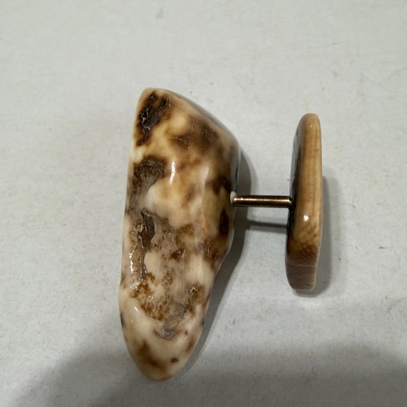 Scrimshaw wildlife engraving on a portion of a Whale’s tooth - Picture 4 of 6